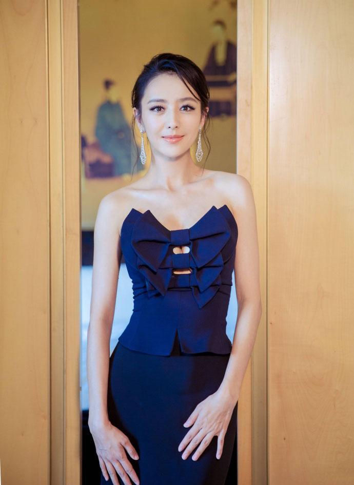 佟丽娅虽瘦却很有线条感,穿黑色抹胸礼服性感时髦,身材饱满迷人