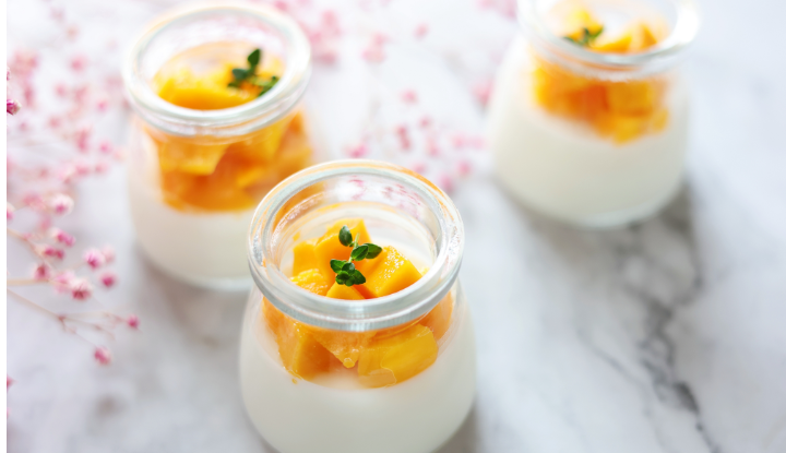 10,一杯鲜美的芒果奶冻就这样做好了,盖好瓶盖