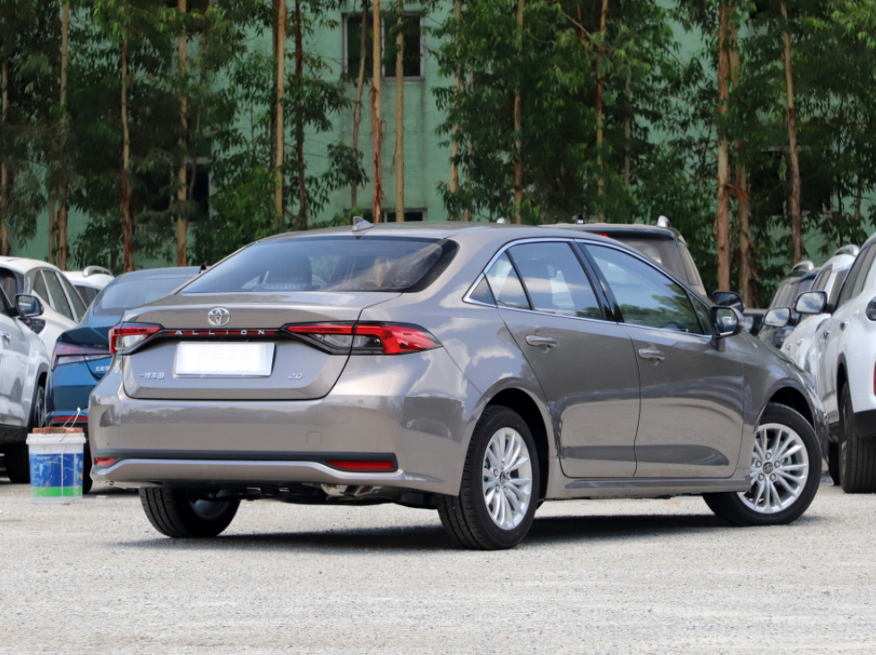 丰田全新王牌车来袭,入门就配10挡变速箱,轴距超2米7,5.7个油