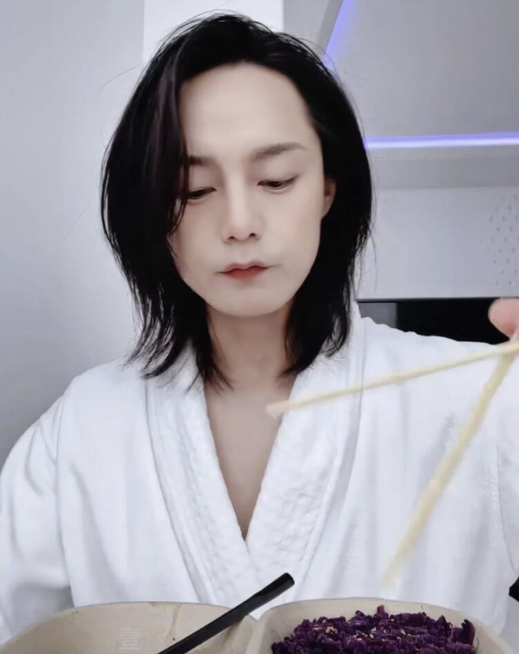 尹正直播被偶遇扎小辫儿化精致妆容瘦身成功颜值秒杀周围女生