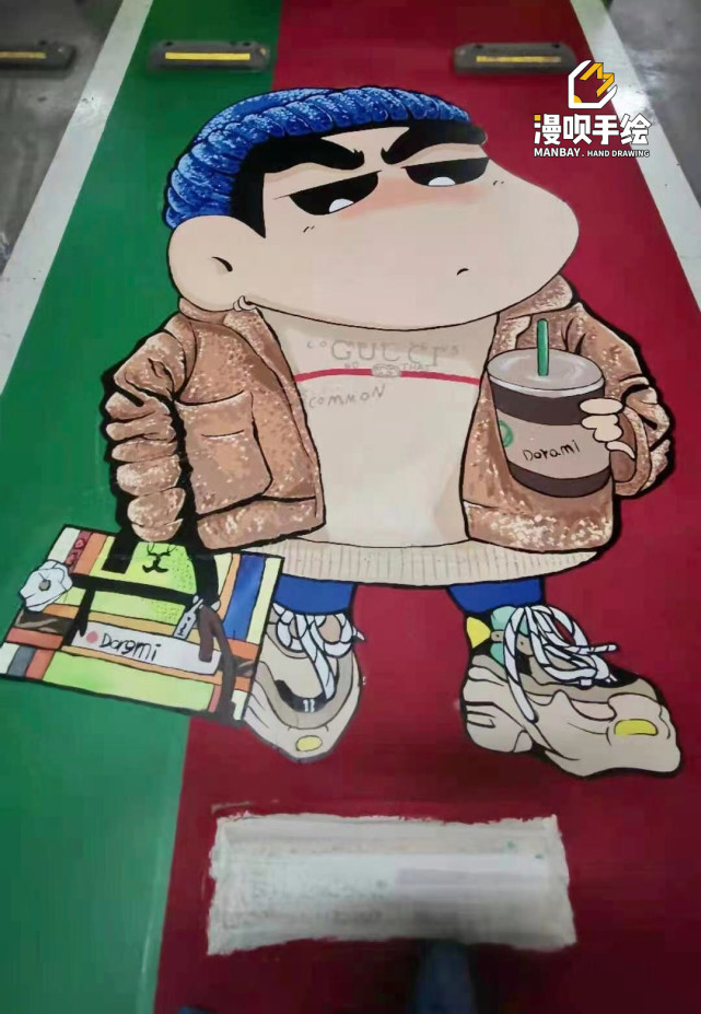 漫呗手绘丨车位涂鸦让你回到童年的快乐时光