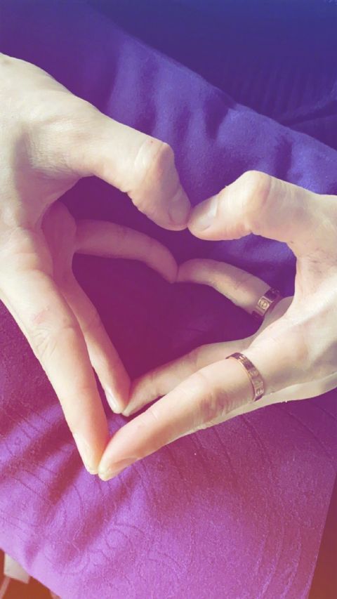 王嘉尔双手比心问网友猜一共几个粉丝后援会寄出企业级回答网友解不