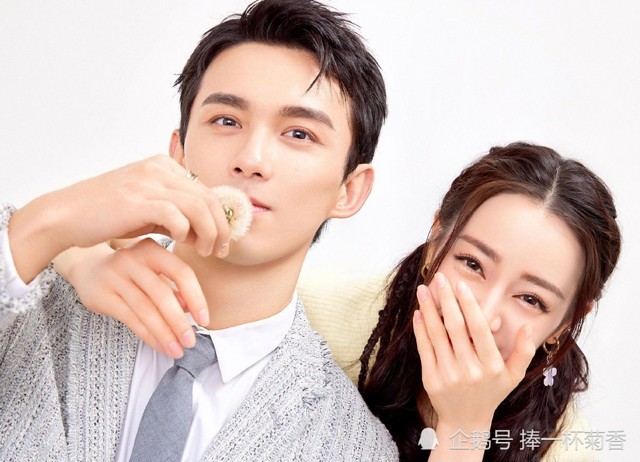 迪丽热巴搂着吴磊脖子拍写真,谁注意男生反应?小细节太宠溺