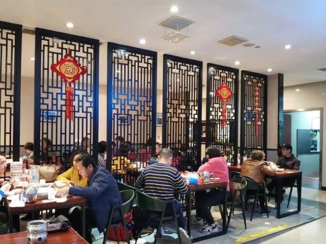 上海松江一家老字号菜馆每天生意爆棚饭点排队的顾客多得吓人