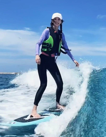 baby海上冲浪摔倒15次穿紧身服显胳膊纤细掉进海里见不着人影