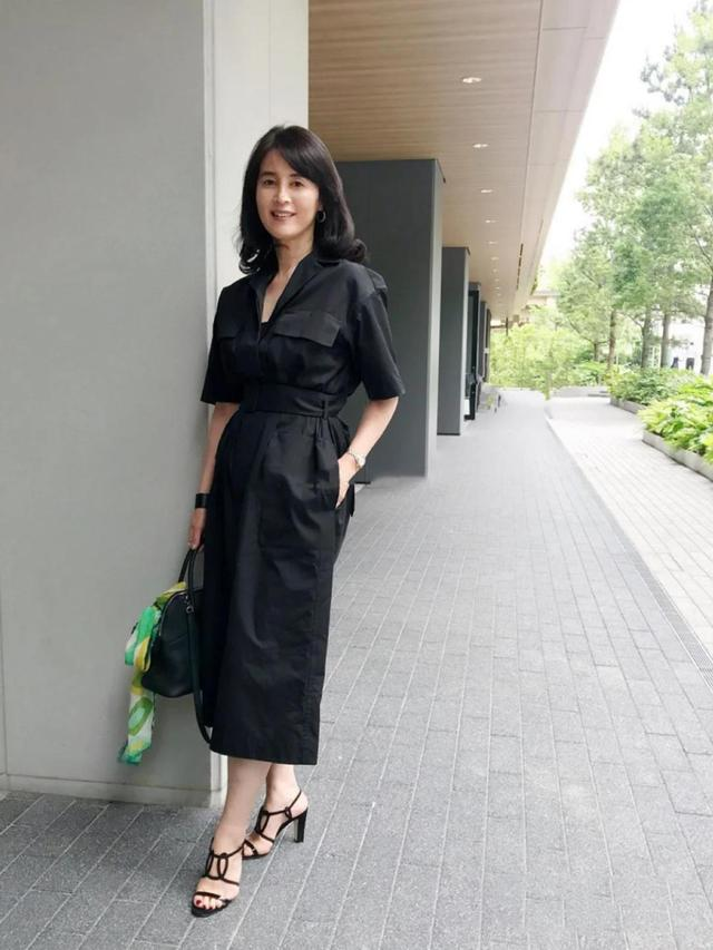 五十岁女人才不是"老阿姨",学日本主妇这样穿,简单大方就很美