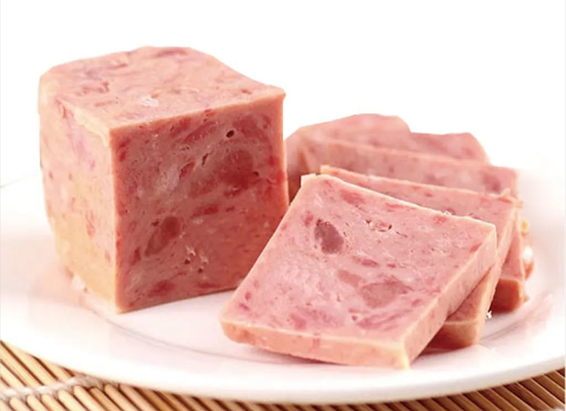 午餐肉(luncheon meat)原名为荷美尔五香火腿(hormel spiced ham),是