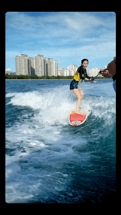 baby冲浪连续翻车15次,全妆都被巨浪冲花,真实颜值一目了然