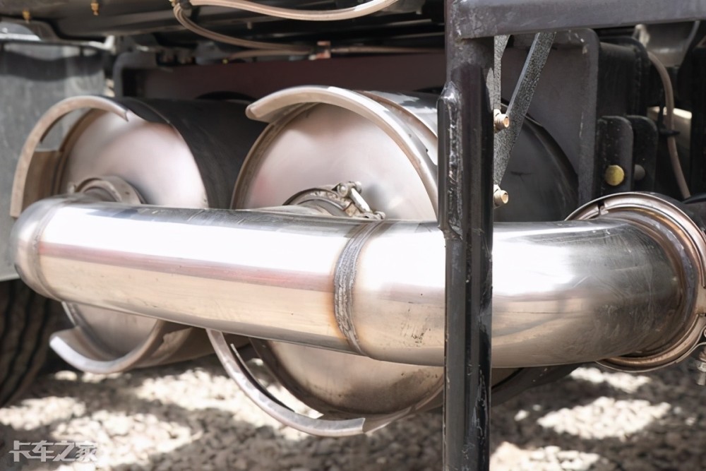 它的工作原理大致是这样,首先在发动机排气管上带有一个喷射氨气的