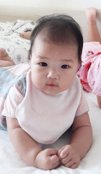 王祖蓝晒女儿近照,姐姐穿着粉嫩打扮用心,妹妹小脸肉嘟嘟超可爱