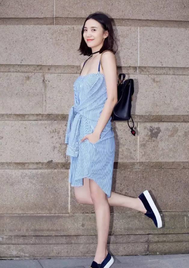 宋佳也太会穿了吧薄纱卫衣配短裙袖子打个结更时髦