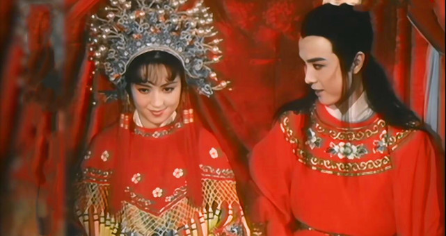 魏慧丽在片中一人分饰两角,扮演了狐仙小翠和元丰后来娶的新娘.