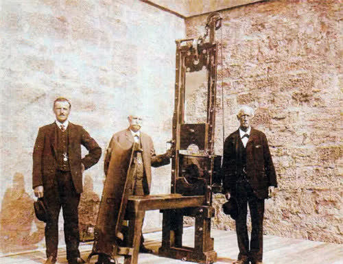 法国为何废弃了断头台?最后一次处决犯人的时候,围观民众太无耻