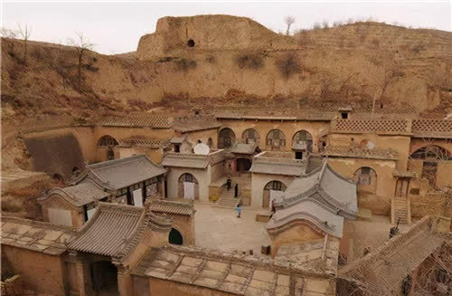 当时他落脚于杨家沟马家当小厮,因为老实上进,俊朗健谈,被这家大小姐