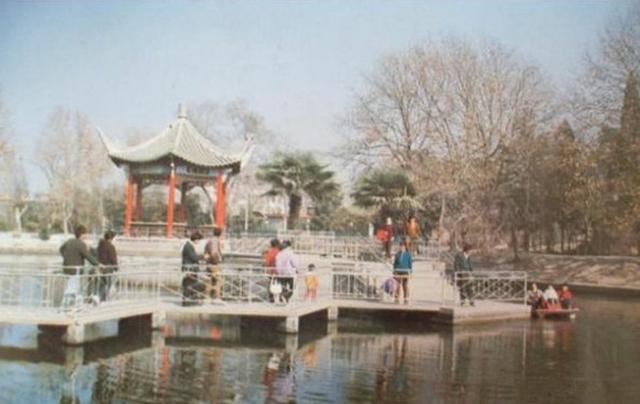 图为昔日在人民公园游玩的人们.