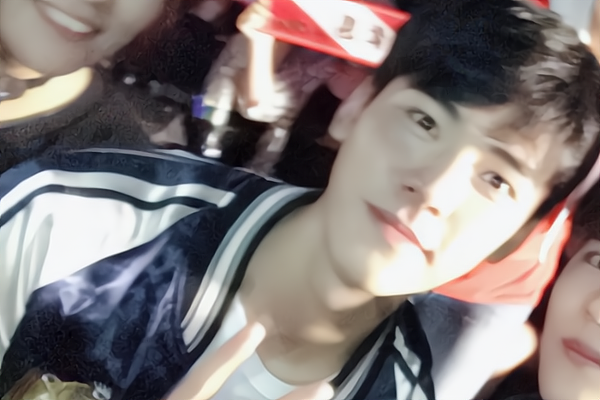 龚俊罕见大学照曝光面露青涩原来这就是传说中的少年感