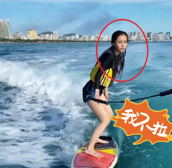 杨颖再晒冲浪视频无精修双腿令人羡慕素颜颜值却差点认不出