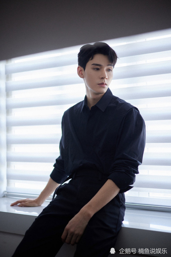 网友地铁偶遇龚俊路人镜头下的侧颜好绝五官立体精致极了