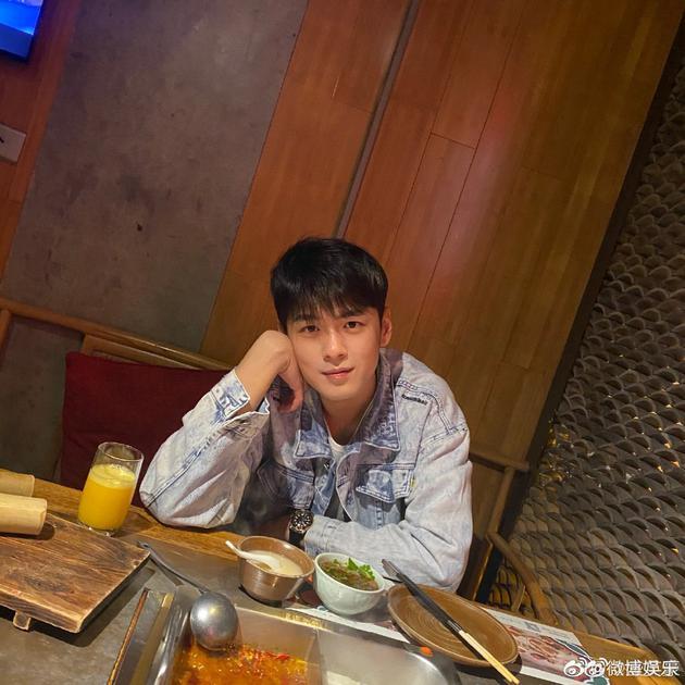 据悉,盛英豪前女友近日爆料盛英豪曾出轨,前女友为其堕胎,还动手打过