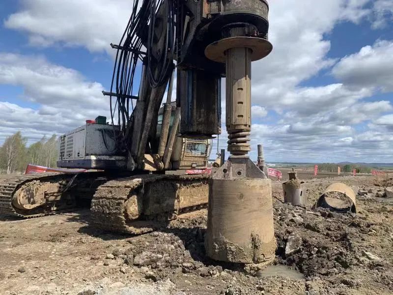 路过兴隆镇的高铁顺利完成桥梁1号墩首根钻孔桩施工任务