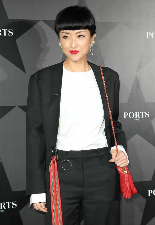 徐濠萦打扮一下没有主妇感,闪亮套装用妆容加持,少女气息藏不住