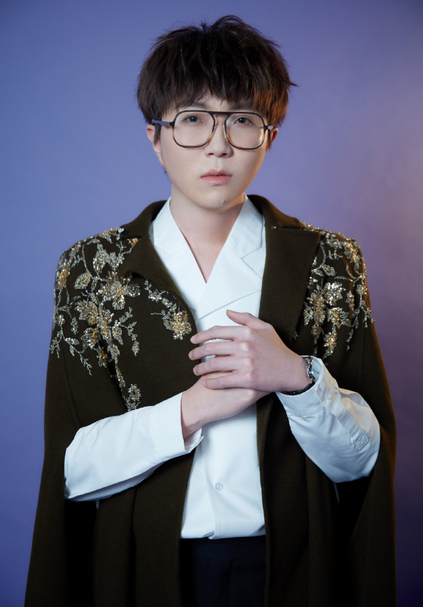 在厚实刘海发型的修饰中毛不易的脸型也是会显得更为精致,留意他佩戴