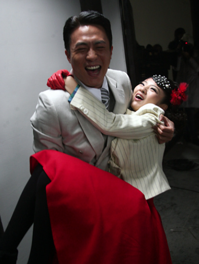 杜淳让人真不放心刚结婚证就找不到了柜子中11部手机大有秘密