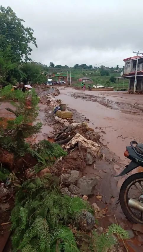 缅甸北部一场暴雨过后低洼地区的民宅漫入积水民众出行困难