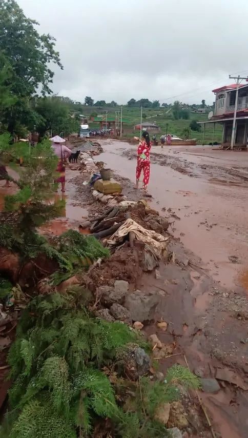 缅甸北部一场暴雨过后低洼地区的民宅漫入积水民众出行困难