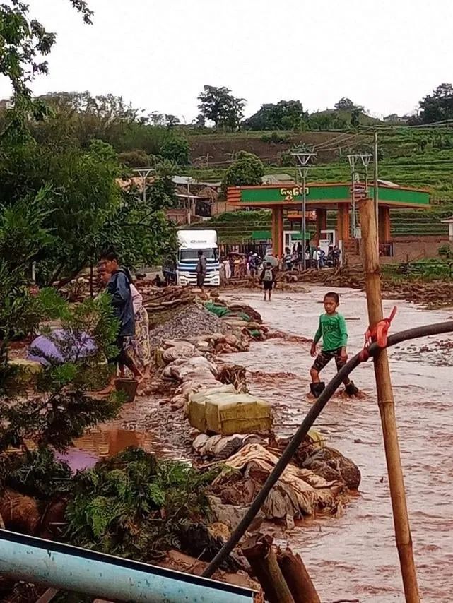 缅甸北部一场暴雨过后低洼地区的民宅漫入积水民众出行困难