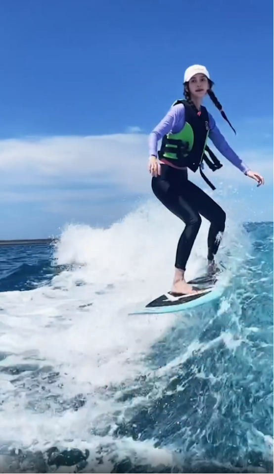 再搭配选择的时候也可以去看一下,angelababy对于这种时尚裤装的搭配