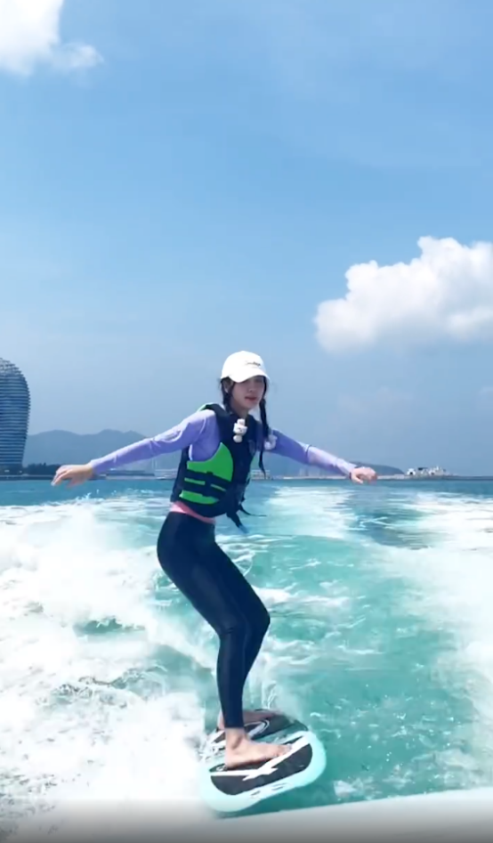 baby冲浪时不忘时尚,妆面齐全还这么鲜嫩,感觉挺防水的_腾讯新闻