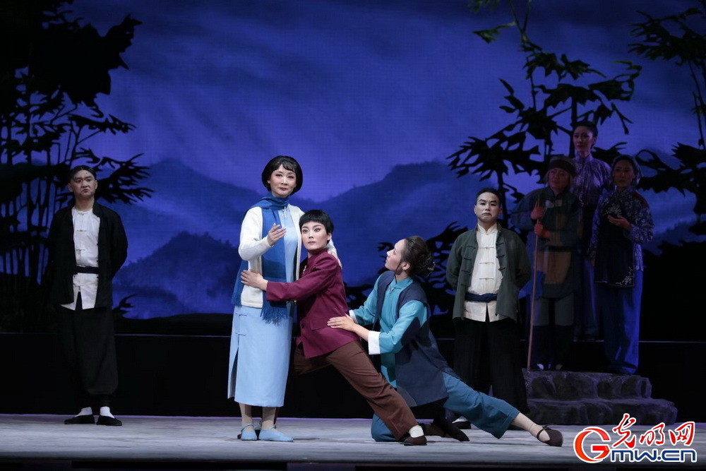 演员郭霄分场次共同饰演的京剧现代戏《蝶恋花》在梅兰芳大剧院上演