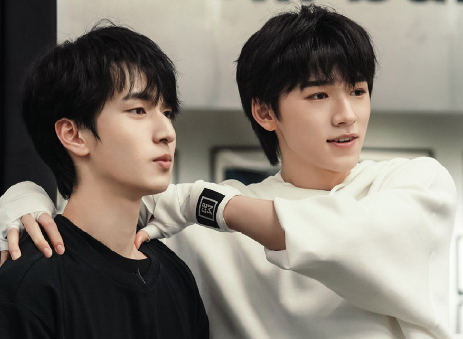 宋亚轩刘耀文感情有多好?亲手接对方鼻涕,手机密码都一清二楚