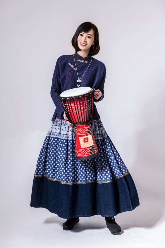 夏先生&四姑娘&鼓手伟伟第一次街头巡演来到丽江,结识了打击乐雅惠和