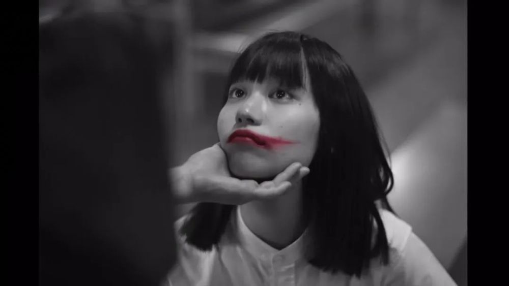 娜诺挑战着老师和校规,不但涂口红,还烧毁了厚厚的写着校规的书籍,她