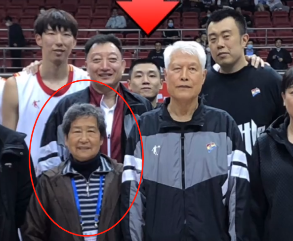 王芳拉蒋导老伴,大韩举小高,一个都不能缺|辽宁男篮|王芳拉|蒋兴权|蒋
