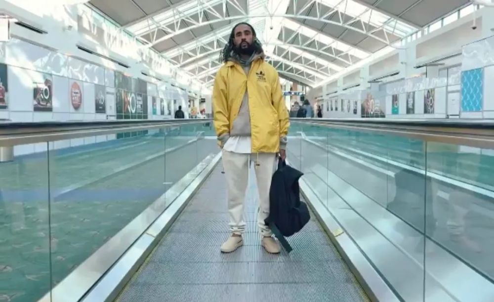 第一种,以 jerry lorenzo 为例,用大地色系的运动套装搭配,营造出舒适