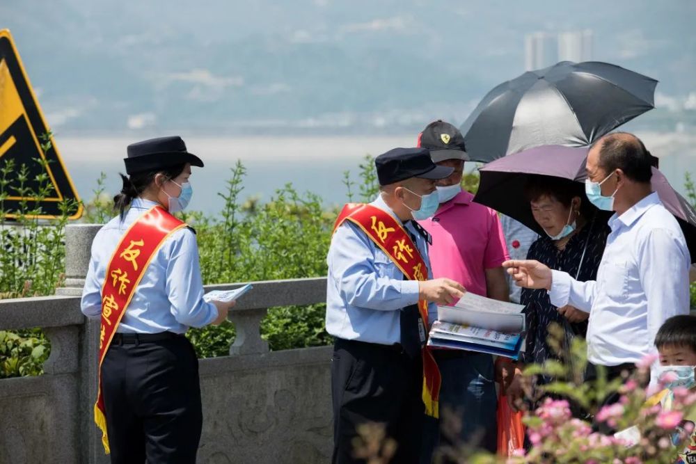 流动服务站驻守街头周末,五峰公安局民辅警都要走上街头,设置为民办