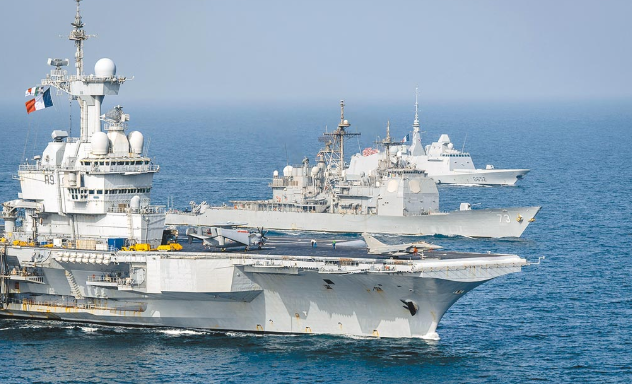 法国海军航母戴高乐号(左至右),美国导弹巡洋舰皇家港号以及法国护卫
