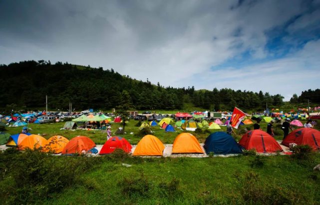 石柱千野草场露营基地迎来大批游客.重庆日报资料图/视觉重庆