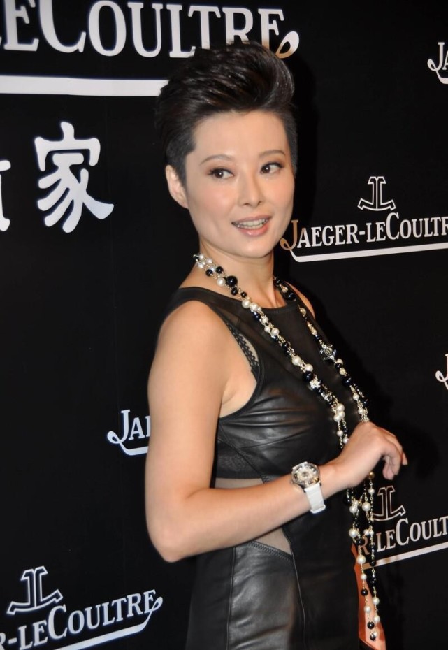 真佩服袁立这样的女人岁数大了身材依然保持挺好弯腰时真撩人