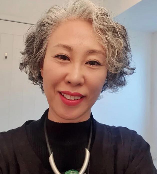5060岁的女人烫发避开老年款按照这些流行款来烫减龄