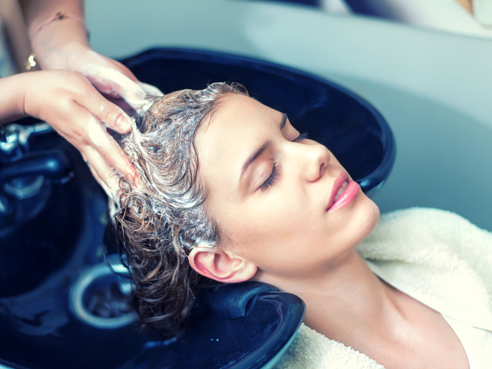 医生建议这类洗发水少用根据不同发质教你三招解决头发问题