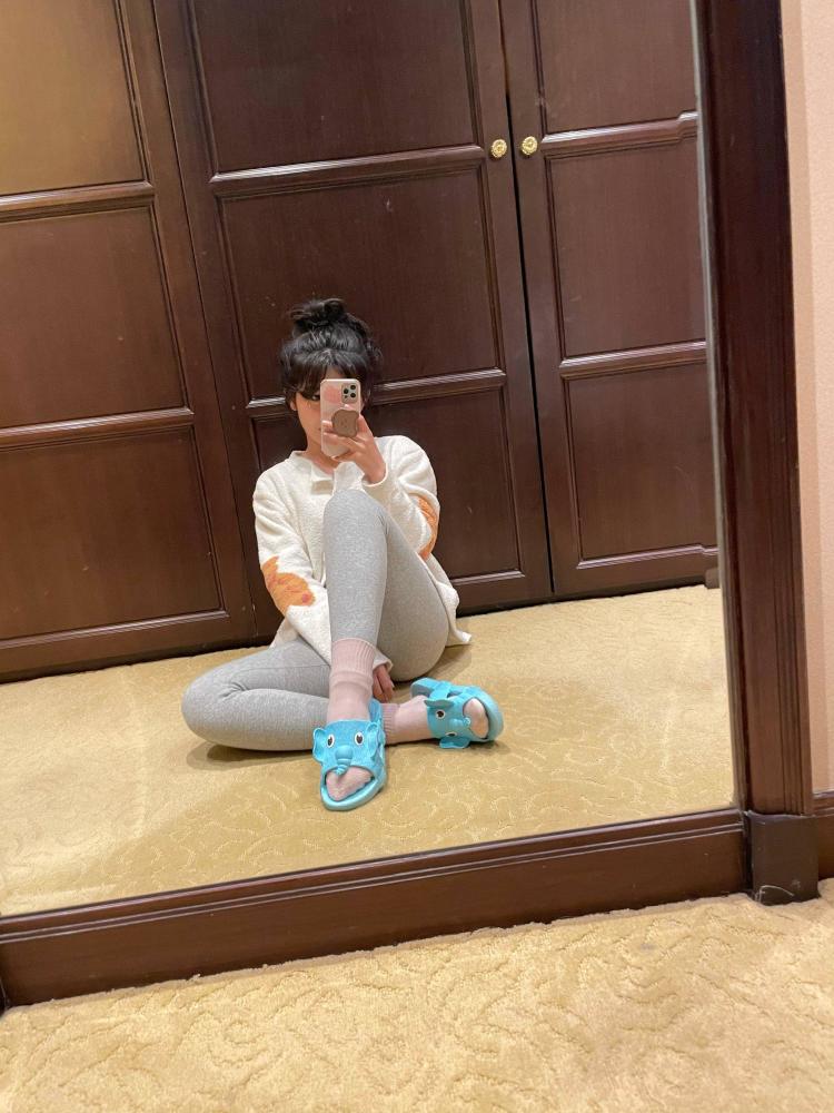 赖美云豪宅自拍荧光绿卫衣配牛仔短裤随意自在像极了在家的自己