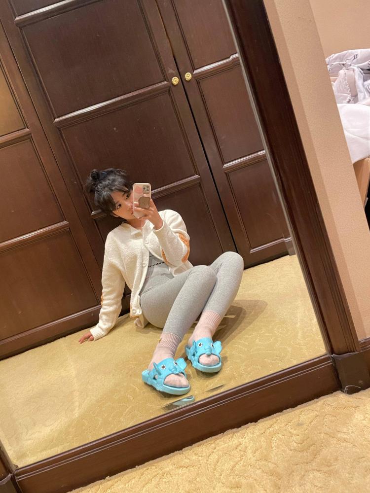 赖美云豪宅自拍荧光绿卫衣配牛仔短裤随意自在像极了在家的自己