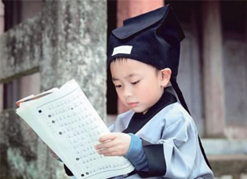 陈韪闹了个大红脸,而孔融的才名也因此而彻底流传天下,不过不可否认的