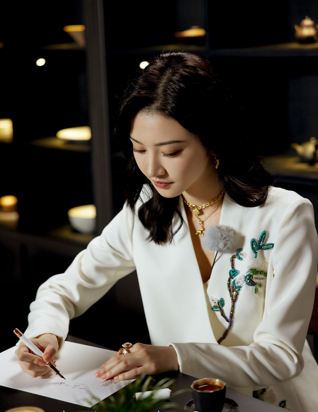 景甜受邀在《了不起的姐姐2》中谈及了对于此事的看法.