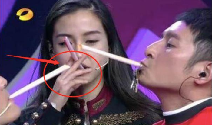 盘点杨颖最近的热搜冲浪抽烟带娃与黄晓明合体跟演技无缘了