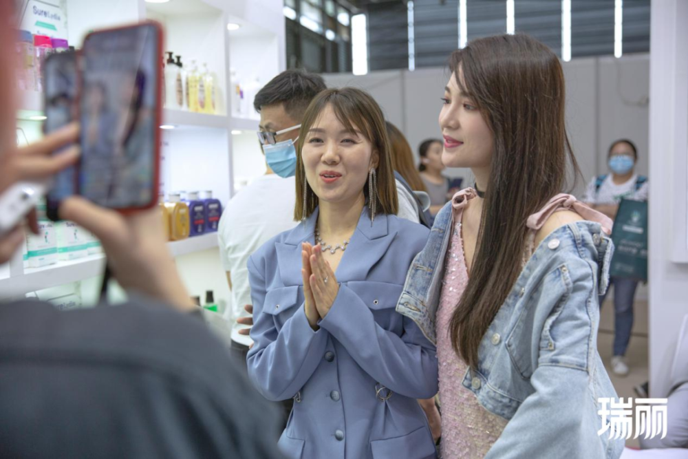 这次的cbe美博会不仅汇集了资生堂,伽蓝,百雀羚等一线企业品牌,还有成